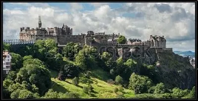Картина Великолепная панорама Эдинбургского замка на скалистом холме в окружении зелёного парка (Шотландия)