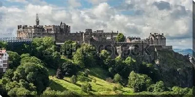 Картина маслом Великолепная панорама Эдинбургского замка на скалистом холме в окружении зелёного парка (Шотландия)