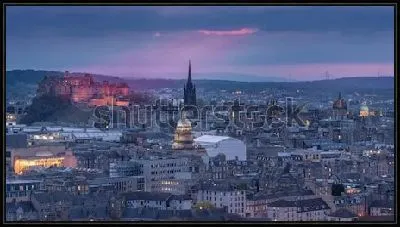 Красивая панорама вечернего Эдинбурга в пасмурную погоду