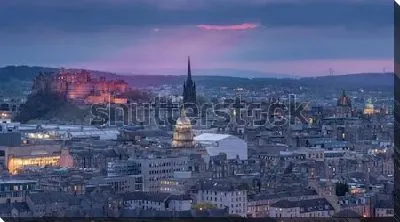 Красивая панорама вечернего Эдинбурга в пасмурную погоду
