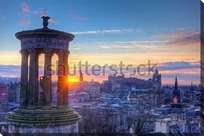 Постер Панорама Эдинбурга в момент красивого голубого восхода - вид со стороны ротонды на холме Калтон-Хилл