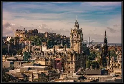 Прекрасный исторический центр Эдинбурга с видом на Эдинбургский