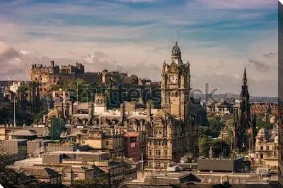 Прекрасный исторический центр Эдинбурга с видом на Эдинбургский