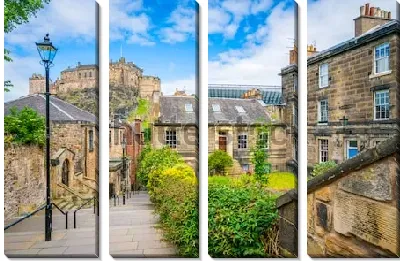 Модульная картина Живописный вид уютных двориков со скверами с видом на Эдинбургский замок (Шотландия)
