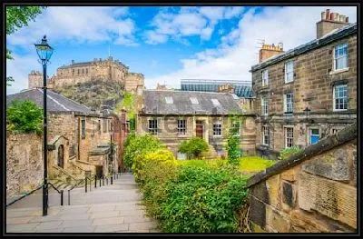 Картина Живописный вид уютных двориков со скверами с видом на Эдинбургский замок (Шотландия)