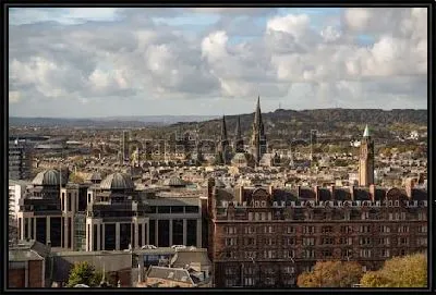 Красивая панорама Эдинбурга с высокими шпилями и башнями соборов и дворцов под красивым облачным небом