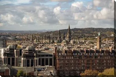 Красивая панорама Эдинбурга с высокими шпилями и башнями соборов и дворцов под красивым облачным небом