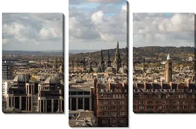 Красивая панорама Эдинбурга с высокими шпилями и башнями соборов и дворцов под красивым облачным небом