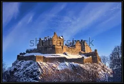 Величественный Эдинбургский замок на фоне яркого голубого зимнего неба