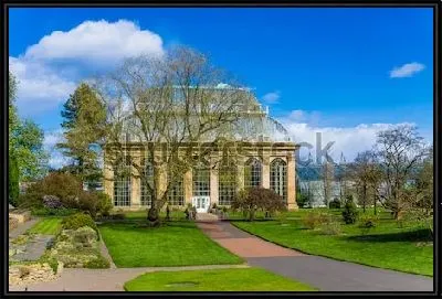 Красивое здание оранжереи в Королевском ботаническом саду Эдинбурга