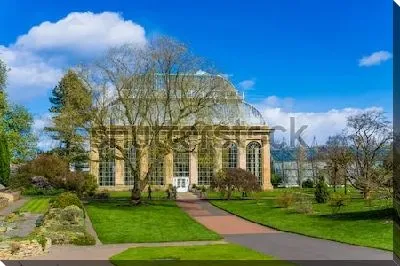 Красивое здание оранжереи в Королевском ботаническом саду Эдинбурга