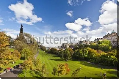 Постер Великолепный центральный парк Эдинбурга в осенний солнечный день