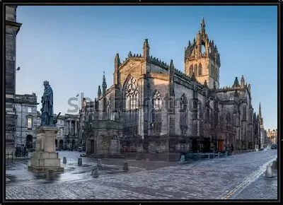 Площадь с памятниками перед монументальным Собором Святого Эгидия в Эдинбурге