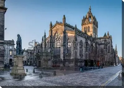 Площадь с памятниками перед монументальным Собором Святого Эгидия в Эдинбурге