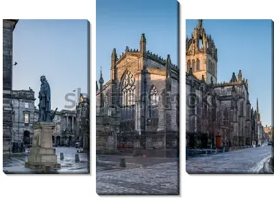 Площадь с памятниками перед монументальным Собором Святого Эгидия в Эдинбурге