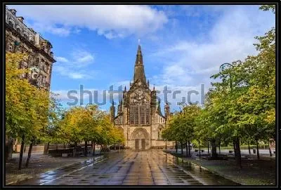 Картина Красивая зелёная аллея перед кафедральным собором Глазго (Шотландия)