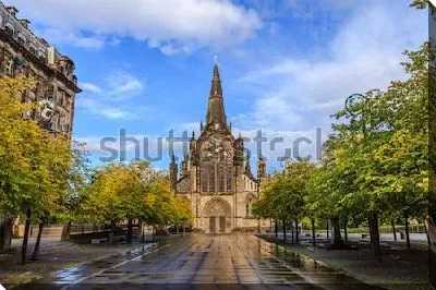 Постер Красивая зелёная аллея перед кафедральным собором Глазго (Шотландия)