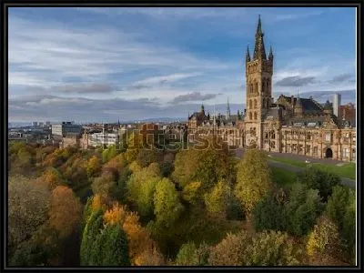 Картина Осенний пейзаж с красивыми кронами деревьев и зданием Университета в Глазго