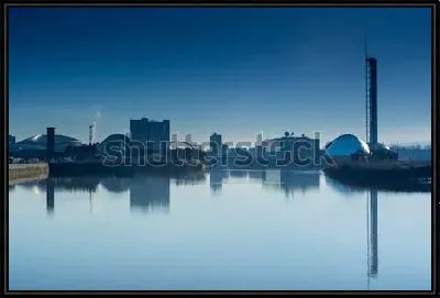 Городской пейзаж современного Глазго на рассвете с красивым отражением в реке Клайд