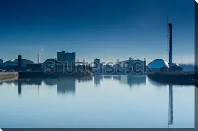 Городской пейзаж современного Глазго на рассвете с красивым отражением в реке Клайд