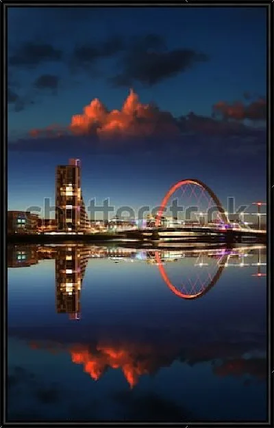 Картина Великолепный футуристический утренний пейзаж с красивым облаком над полукруглым мостом через реку Клайд в Глазго (Шотландия)