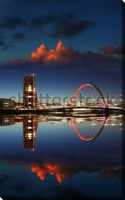 Постер Великолепный футуристический утренний пейзаж с красивым облаком над полукруглым мостом через реку Клайд в Глазго (Шотландия)