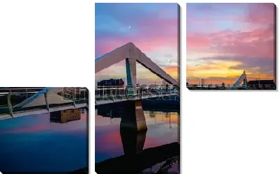 Модульная картина Красочный закат над футуристическим мостом в Глазго
