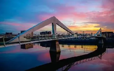 Плакат Красочный закат над футуристическим мостом в Глазго