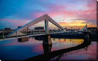 Постер Красочный закат над футуристическим мостом в Глазго
