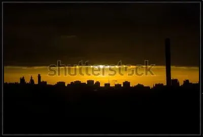 Картина Впечатляющий пейзаж с силуэтами зданий на фоне золотого восхода (Глазго, Шотландия)