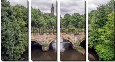 Модульная картина Великолепный пейзаж со старинным арочным мостом через реку в зелёном парке с видом на башню Университета (Глазго, Шотландия)