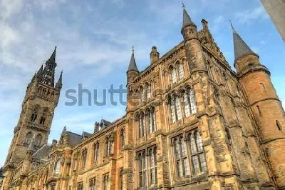 Плакат Фрагмент здания Университета с башнями и конусообразными шпилями (Глазго, Шотландия)