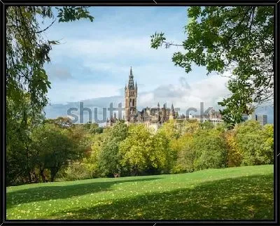 Картина Живописный вид на башню Университета Глазго со стороны зелёного парка Келвингроув в солнечный осенний день