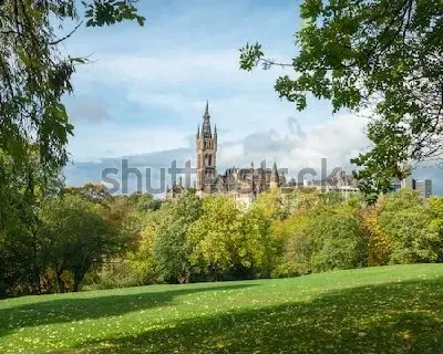 Плакат Живописный вид на башню Университета Глазго со стороны зелёного парка Келвингроув в солнечный осенний день