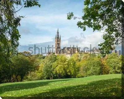 Постер Живописный вид на башню Университета Глазго со стороны зелёного парка Келвингроув в солнечный осенний день