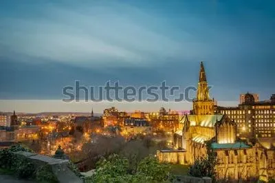 Плакат Вечерняя панорама Глазго с красиво подсвеченным Кафедральным собором