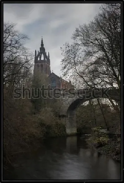 Картина Пейзаж с башней художественной галереи и каменным мостом через реку в холодное зимнее утро (Глазго, Шотландия)