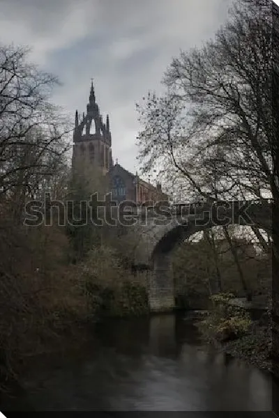 Постер Пейзаж с башней художественной галереи и каменным мостом через реку в холодное зимнее утро (Глазго, Шотландия)