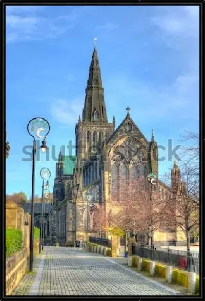 Картина Аллея с необычными фонарями перед кафедральным собором в Глазго