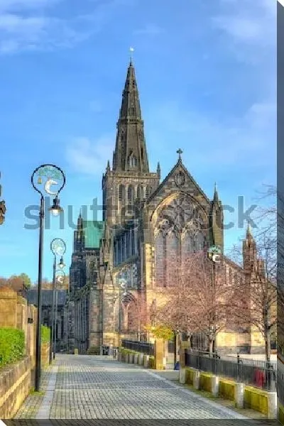 Постер Аллея с необычными фонарями перед кафедральным собором в Глазго
