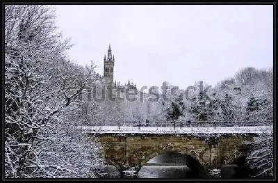 Картина Зимний пейзаж с видом на башню Университета и старинный каменный арочный мост в парке (Глазго, Шотландия)