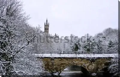 Картина маслом Зимний пейзаж с видом на башню Университета и старинный каменный арочный мост в парке (Глазго, Шотландия)