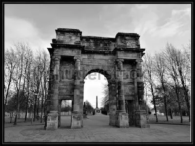 Монументальная каменная арка - вход в старейший парк Глазго Грин (Глазго, Шотландия)