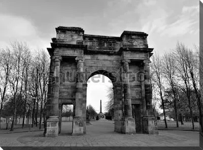 Монументальная каменная арка - вход в старейший парк Глазго Грин (Глазго, Шотландия)