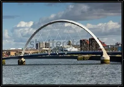 Знаменитый дугообразный мост на реке Клайд в Глазго