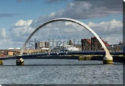 Знаменитый дугообразный мост на реке Клайд в Глазго