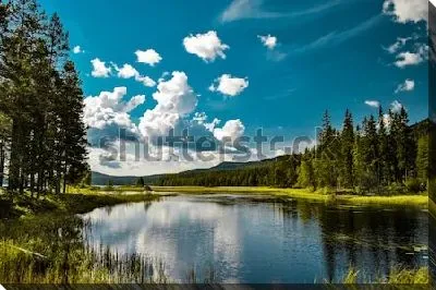Живописное озеро Сильян с красивыми лесами вдоль берегов (Швеция)