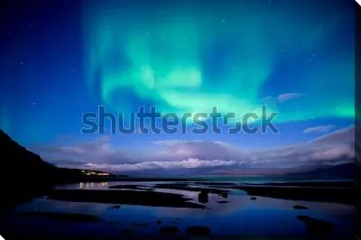 Северное сияние над спокойным озером в Национальном парке Абиско (Швеция)