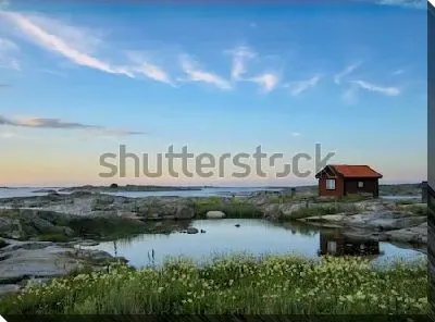 Удивительный пейзаж с красным домом на скалистых шхерах в Стокгольмском архипелаге (Швеция)