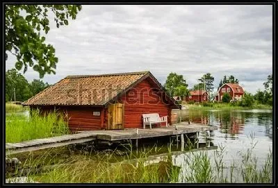 Картина Живописный берег водоёма с типичными шведскими деревянными домиками в северной части Стокгольмского архипелага (Швеция)